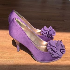 Open toe floral pumps in eggplant satin, size 7